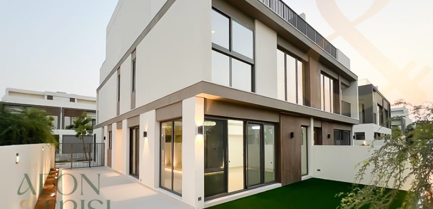 Fully Upgraded | Landscaped | Next To Amenities